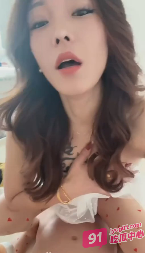 抖音网红小媳妇自拍流出 见识下她如何玩转情趣肉棒！ 配图7