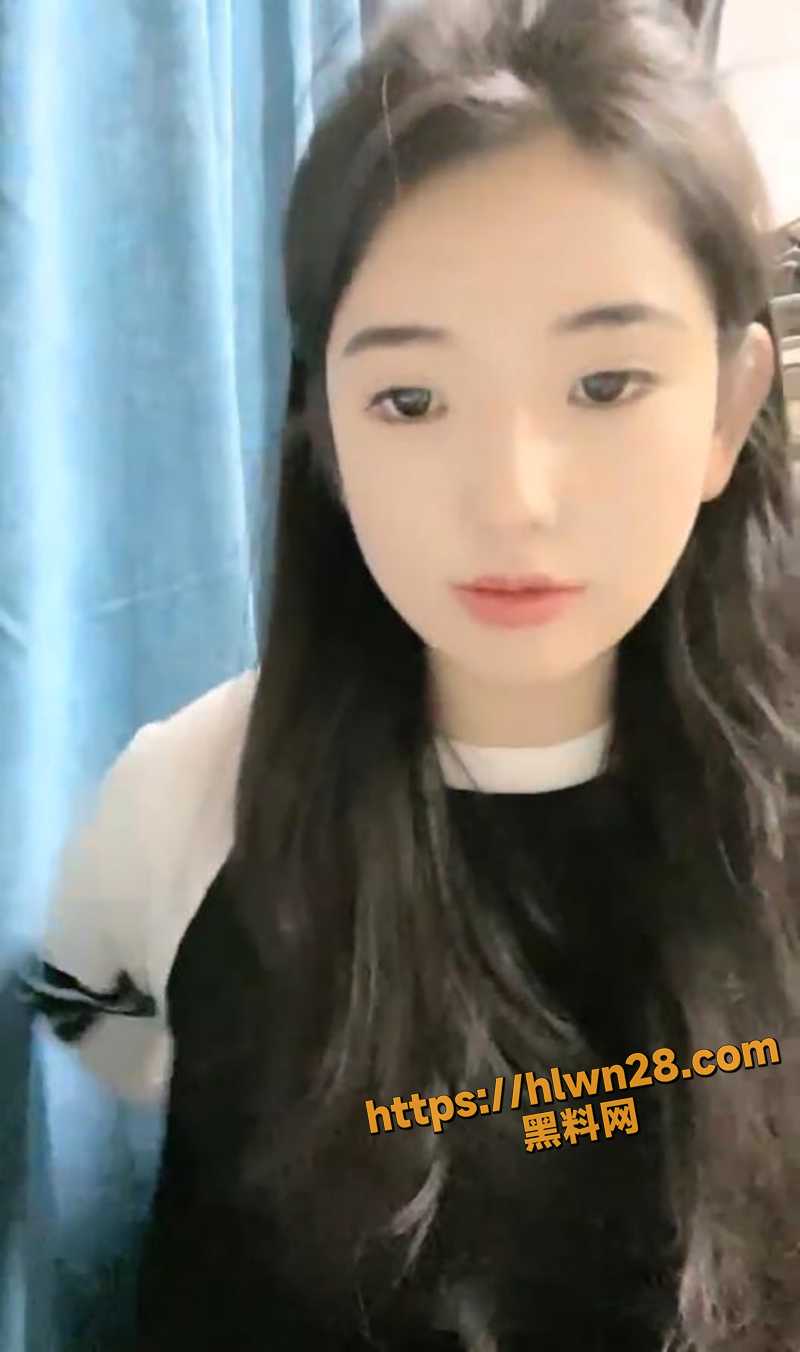 金主付费裸聊清纯可爱的大二学妹 白天是老师的乖学生 晚上是金主的小母狗！