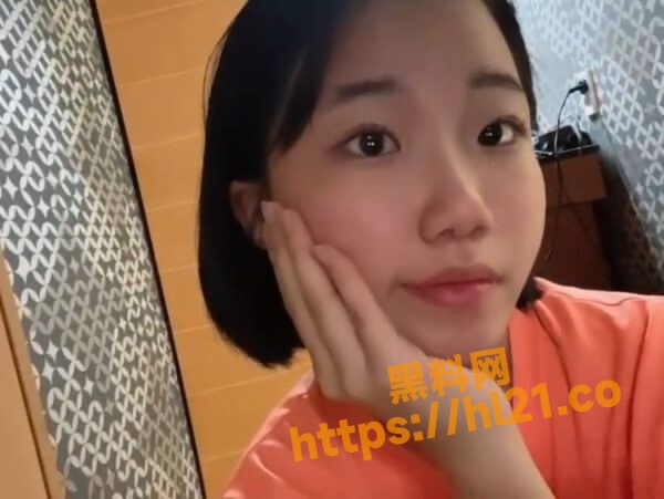 网调韩国女高中生视频曝光！用梳子把头插进粉嫩的小穴里自慰！被插得淫水直流！！