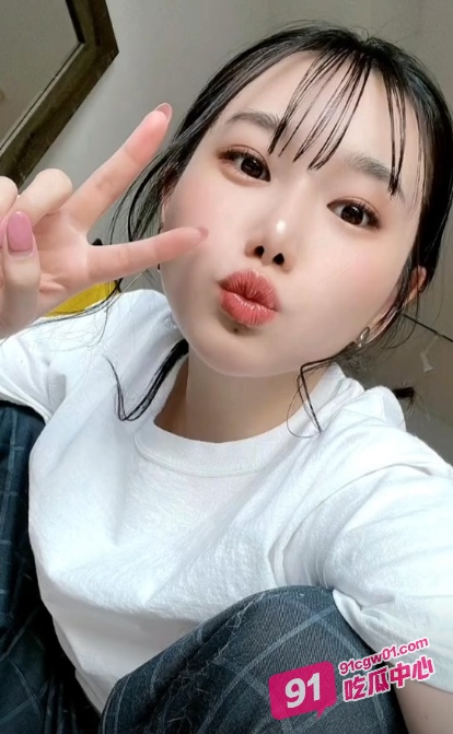 撸管推荐～女服务员替同事赔罪 却被同事背刺沦为客人胯下奴！ 配图3