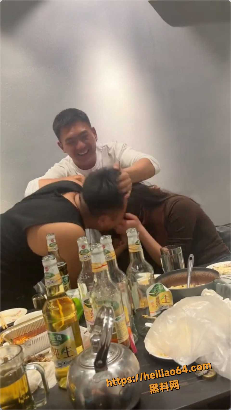 同学聚会拍视频 被老婆抓奸 老公被双手捆住 女同学衣服乱飞 全场鸡飞狗跳