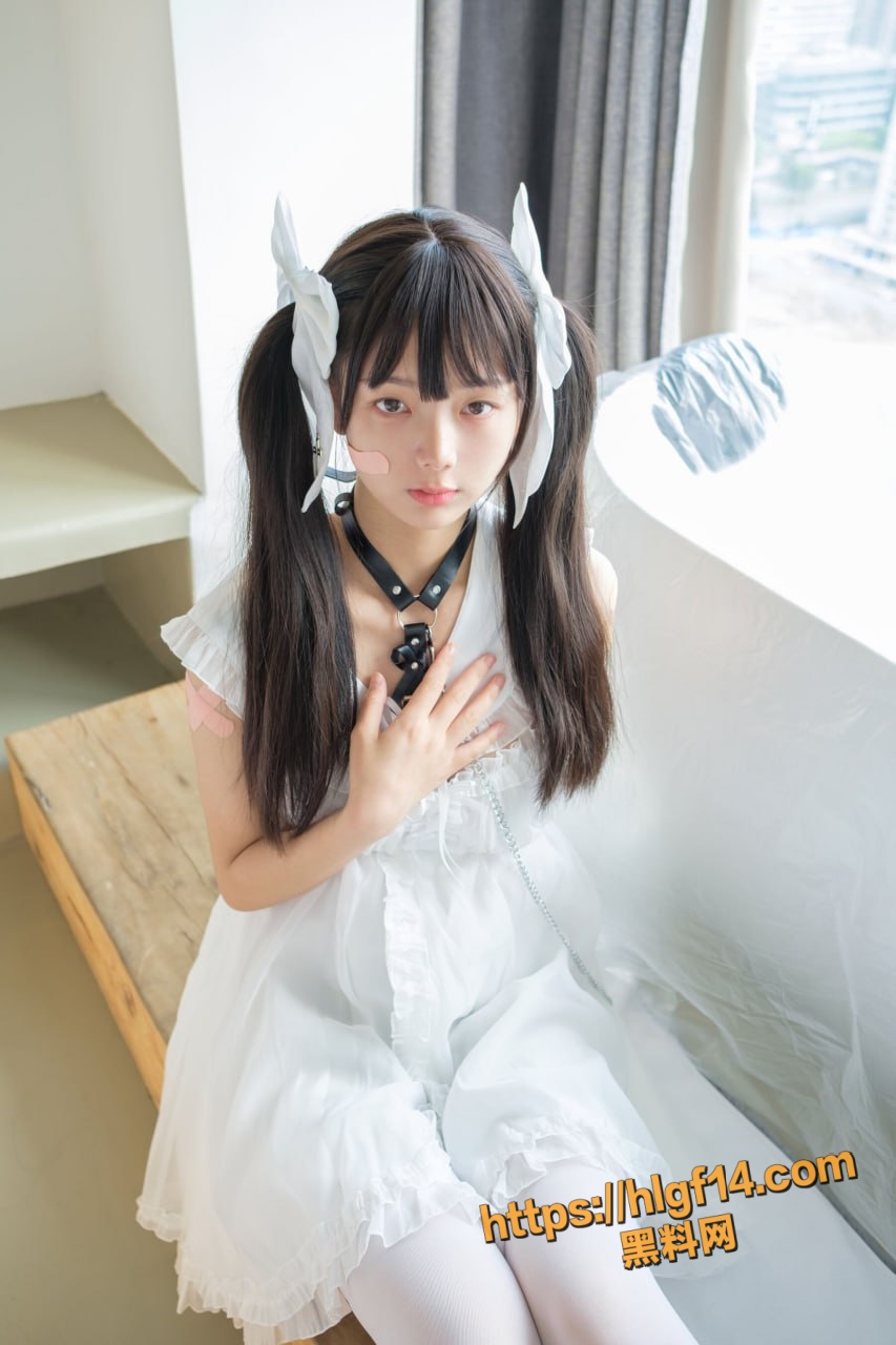 顶级反差萝莉 赤西夜夜 cos初音性感写真合集 清纯双马尾少女全裸揉奶自慰拍摄花絮视频流出！