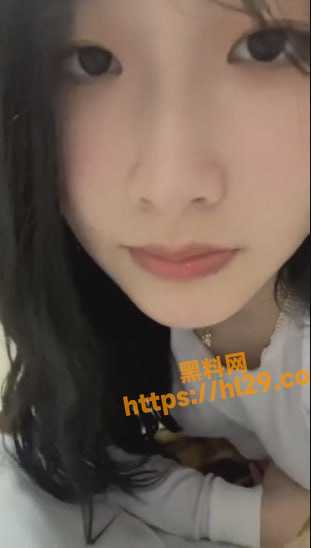 广东汕头大学生 孙欣 网名馒头 贩卖自己的小视频 用奶子比心 这小穴是真的粉