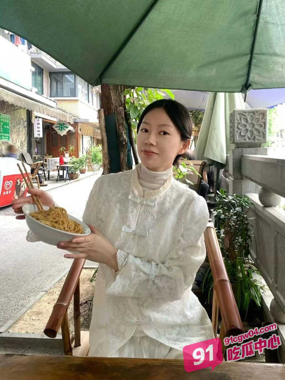 姐弟乱伦～背着姐夫送姐姐情趣内衣 “我都没给你姐夫这么穿过呢” 配图2