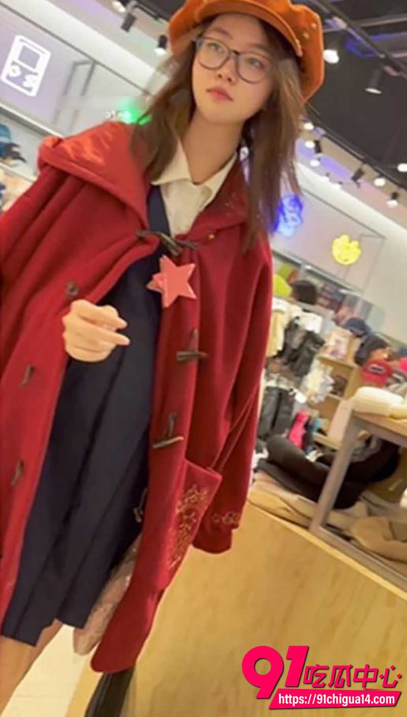 精品抄底偷拍 红色大衣眼镜妹和闺蜜真空逛街 一路尾随抄底 !