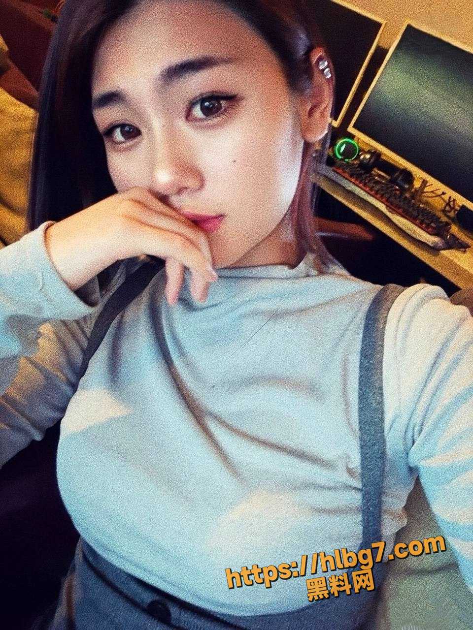 山东政法大学素颜女神 李莹清 一边打王者荣耀一边享受后入美妙 淫荡至极!