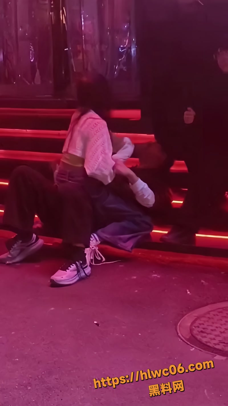 高颜值小情侣醉酒后 疑似出轨大吵 女方矢口否认床头风波升级