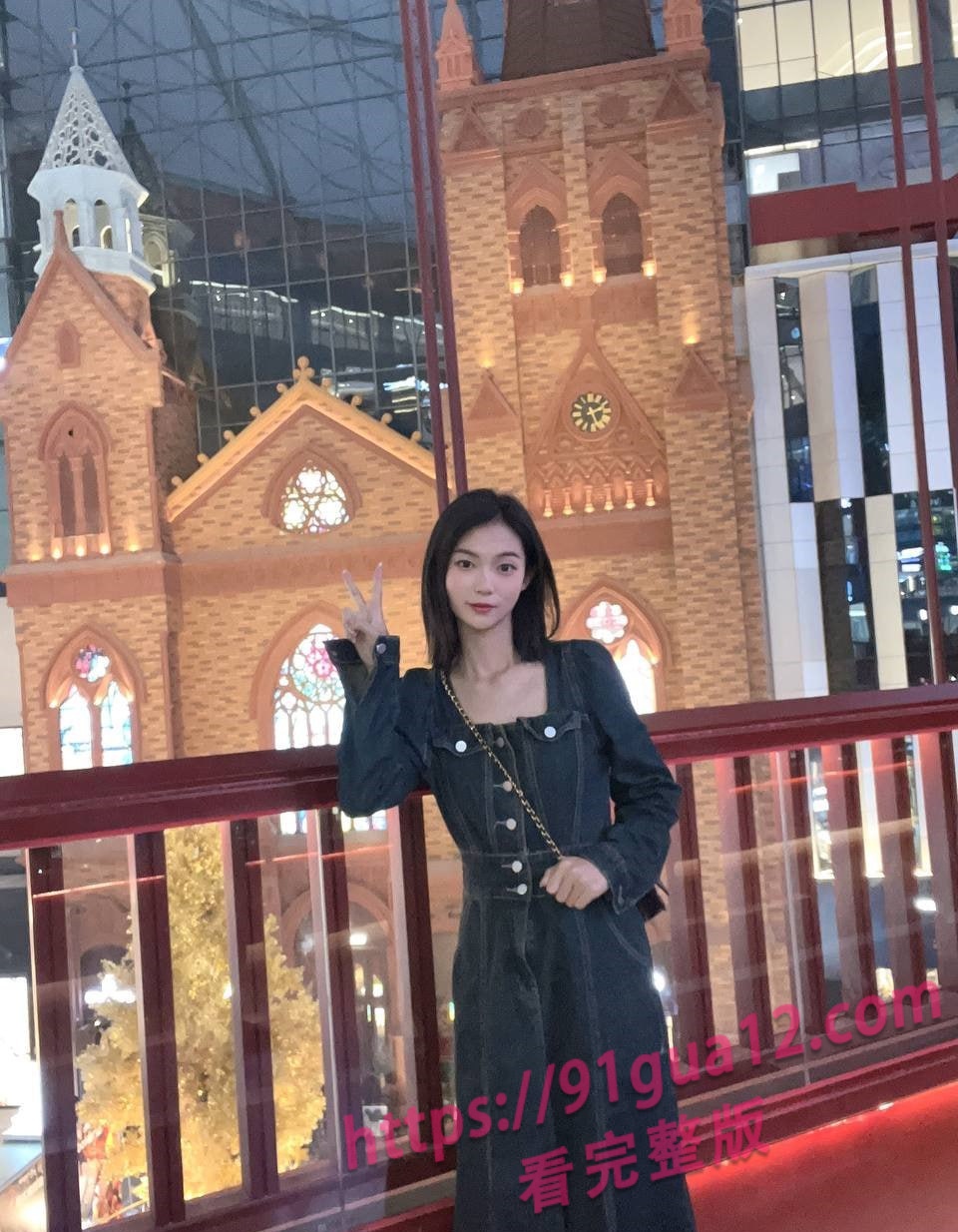 云南高校美女被假经纪人忽悠做模特 全裸洗浴展示身材 配图5