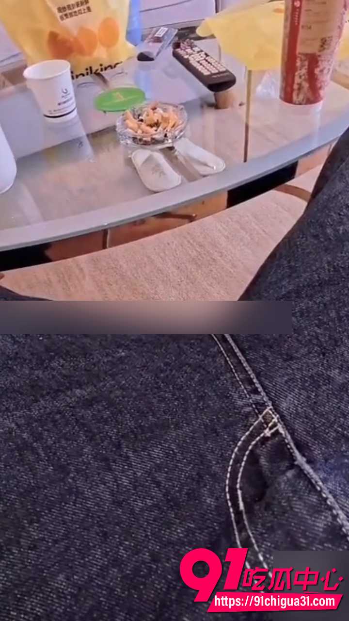 把骚妈按在椅子上狠干1 把骚妈按在椅子上狠干1