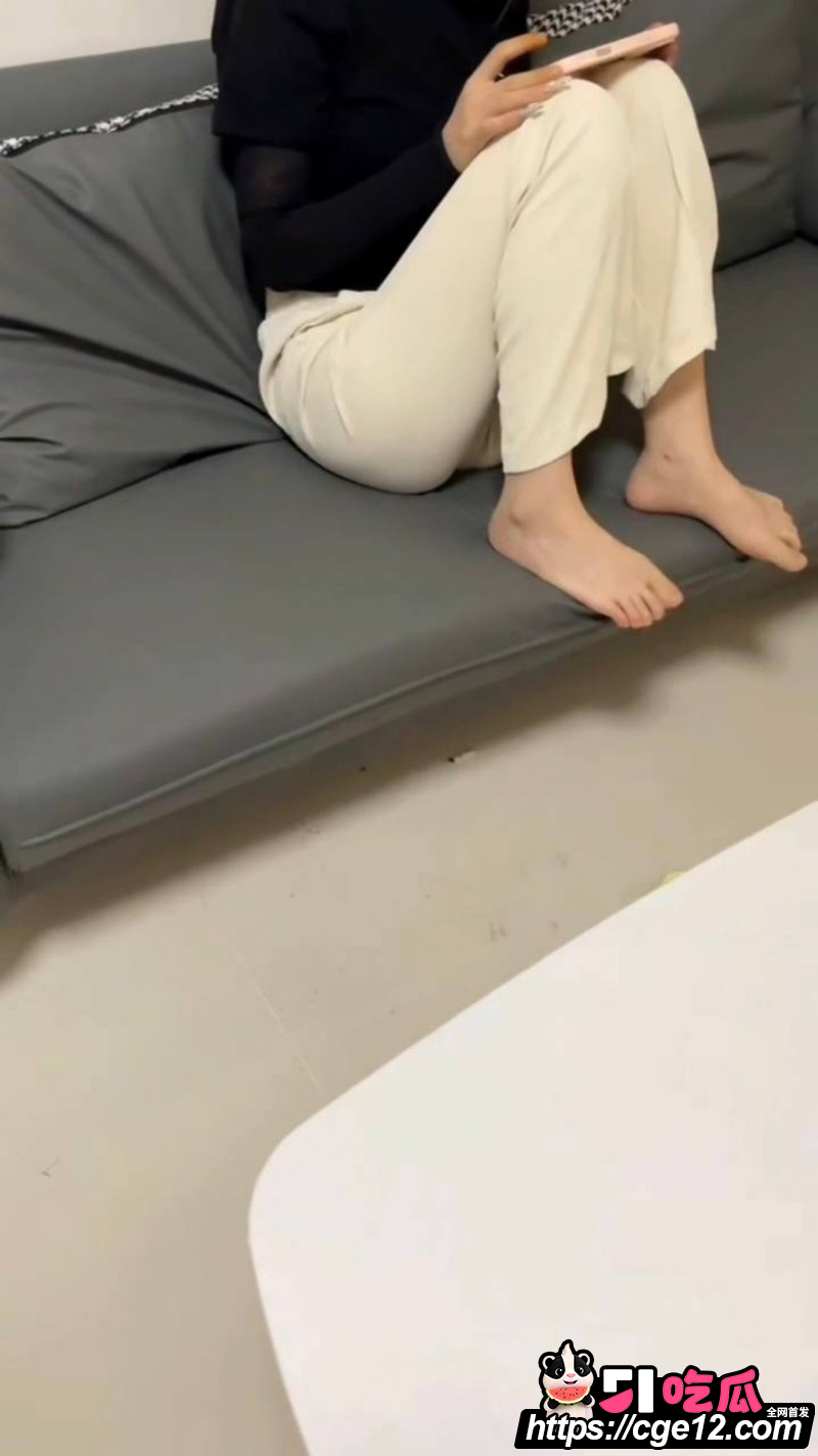 和妹妹同居的日子趁爸妈不在家趁机操妹妹01