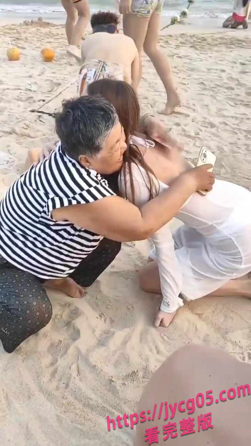 老外婚戒失而复得！大妈细心帮忙寻回！这就是中国温度！
