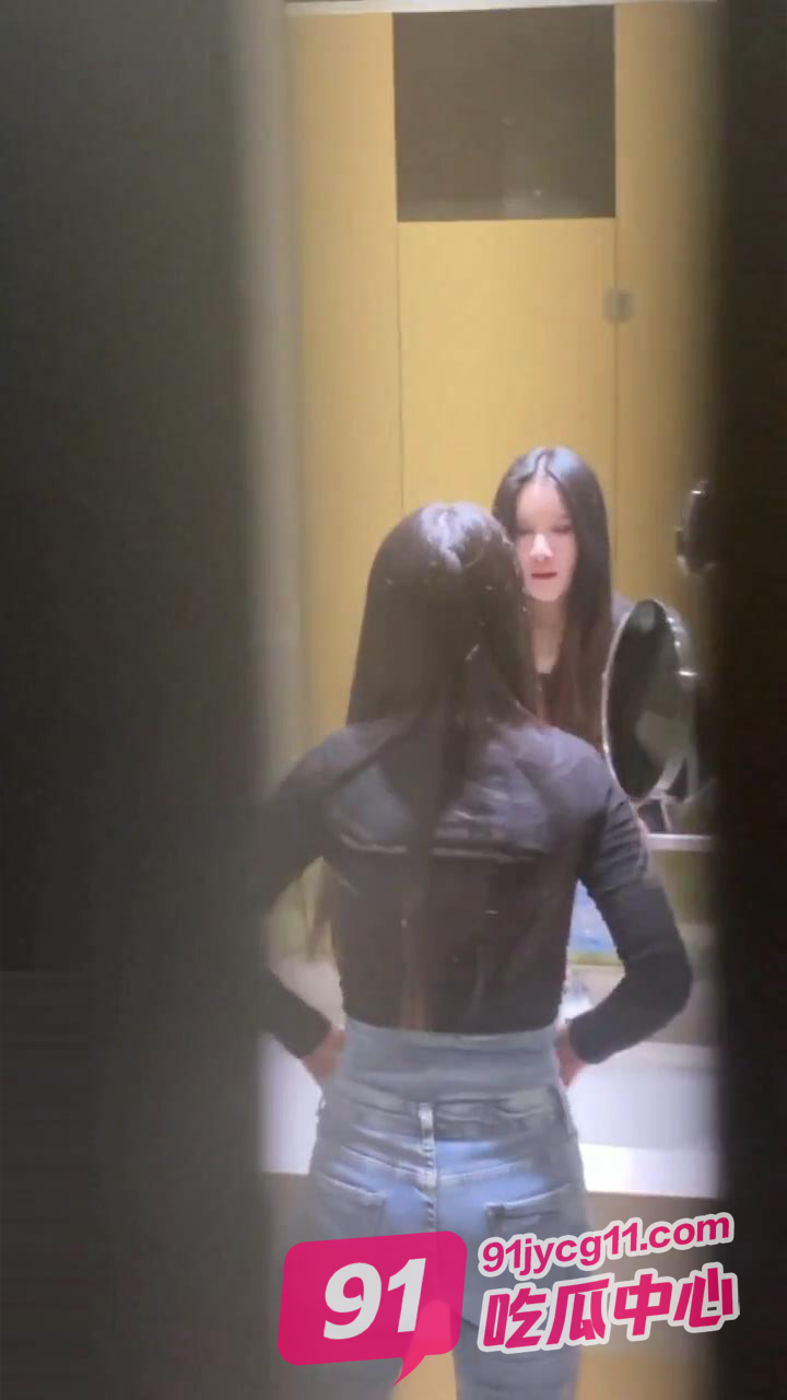 商场女厕抄底偷拍！极品长腿美女放尿直播！私处肥鲍一览无余～ 配图3