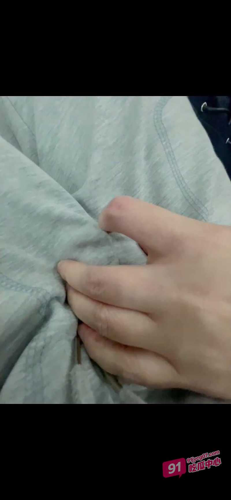 「母子乱伦」听隔壁情侣做爱 来感觉给老妈伺候到舒服的不行! 配图3