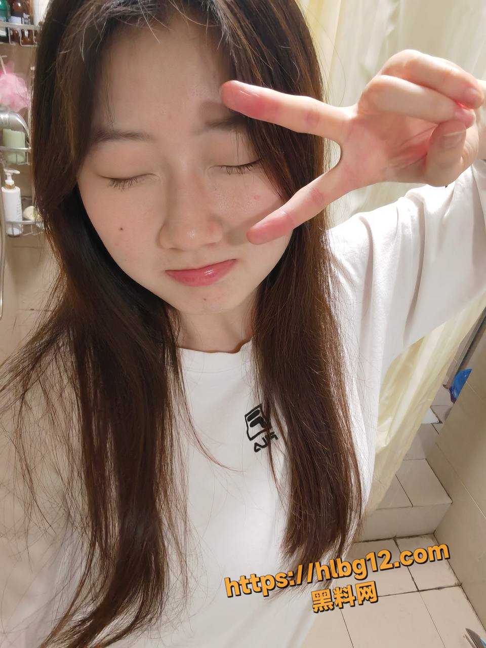 独家投稿 曲阜师范大学05年母狗 何鑫 眼镜反差嫩妹 自拍骚穴自慰视频 线下足交！