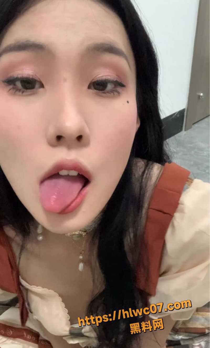 推特网黄 胆胆 出租屋私密画面曝光 极致玉足全方位特写展示配上荡妇表情 实在太勾人