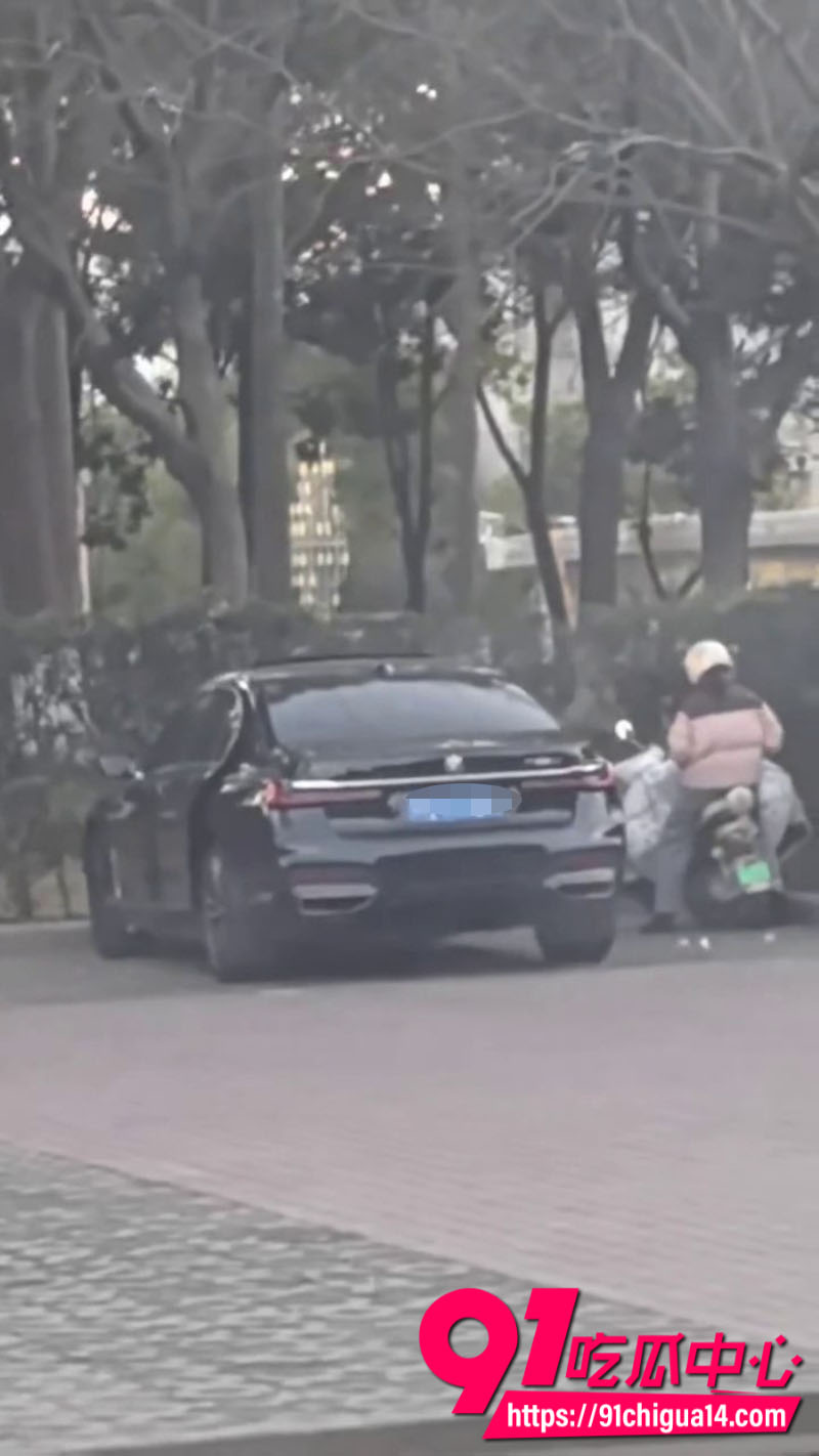 瓜友投稿路边偶遇最新嫖娼方式骑电动车上门路边车震7