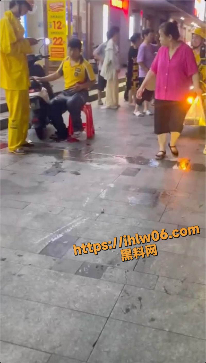 南昌市青山湖区火炬二路两名美团骑手因在群里聊天发生争吵 约架后直接砍人！