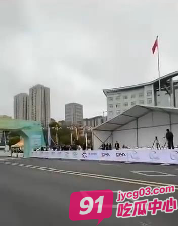 贵州自行车赛惊现逆天操作！选手狂飙中当众“掏鸟放飞自我” 配图3