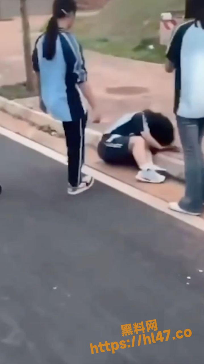 校园霸凌在广西南宁再次出现 一初中生在华润工地霸凌同学后被其家长暴打实拍！
