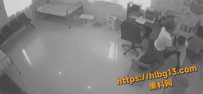 医院办公室里医生双刀砍同事血腥袭击 鲜血喷溅刀刀凶狠 残酷场面血腥震撼!