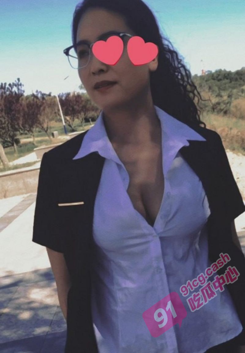 【极品绿帽奴】变态丈夫央求老婆在儿子旁边 大胆露点 自己在一旁拍摄 场面非常销魂~