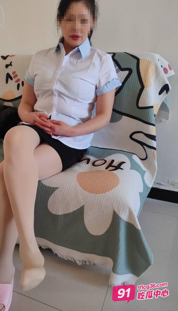 「母子乱伦」大年初二把妈妈操了 继父不在趁机射了妈妈满腔的精子!