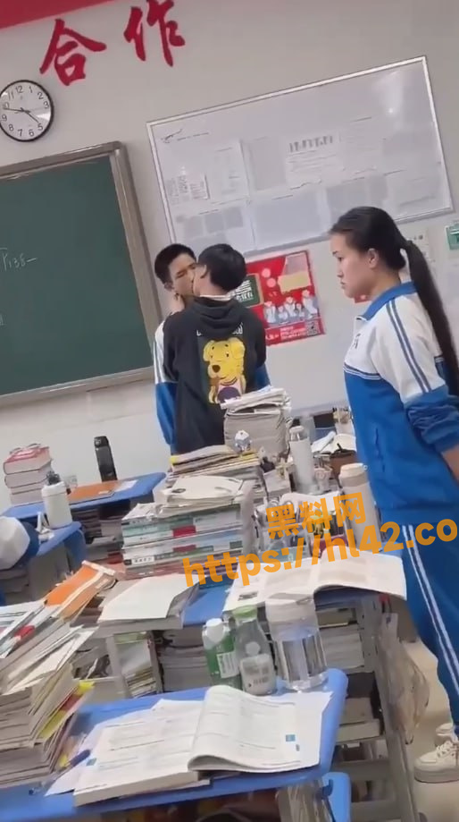现在学校接受程度这么高了吗 男同高中生教室内当着众人面调情接吻！