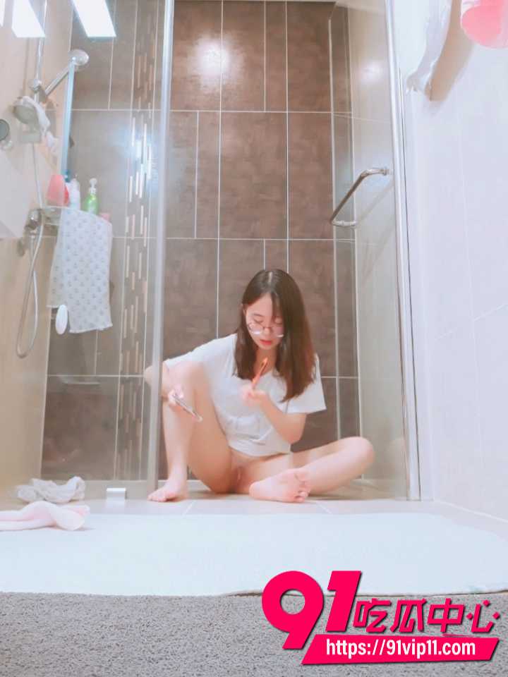 房东偷拍眼镜妹浴室看片自慰66