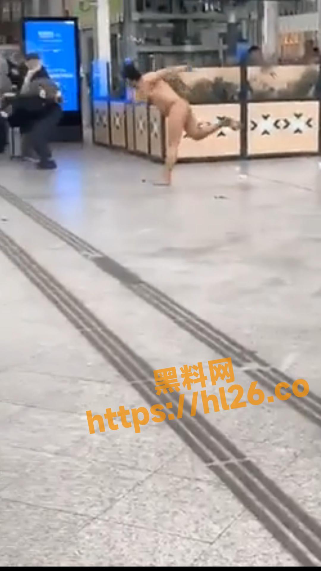 这就是法兰西的浪漫吗？男子在巴黎里昂火车站拉屎 并扔向路人