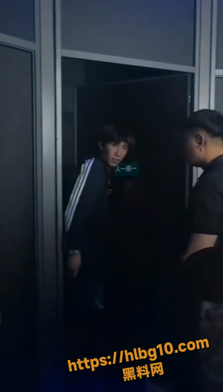 年轻人玩的就是刺激 酒吧厕所里野战 映射出性爱的轮廓 朦胧的美感之后是害羞的沉默