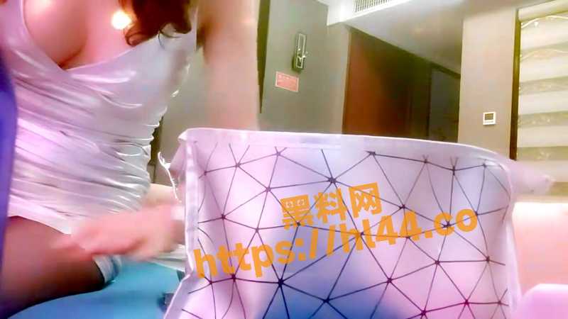 揭秘会所水疗内部内幕爆乳女技师为其乳推舔背口爆毒龙更是献逼送操！