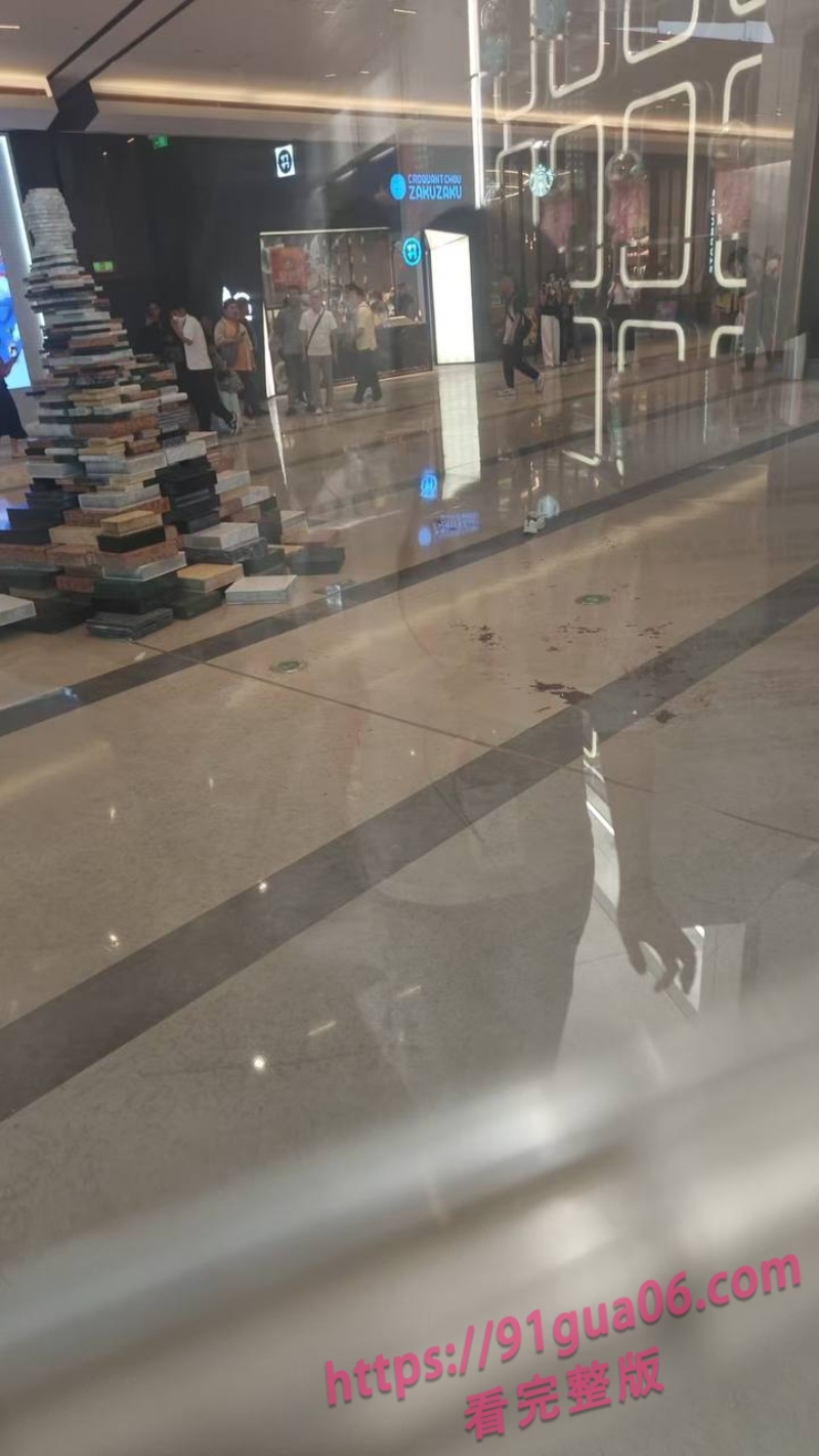 成都太古里持刀伤人事件 男子捅伤女友后割颈自杀 现场视频疯传 配图3