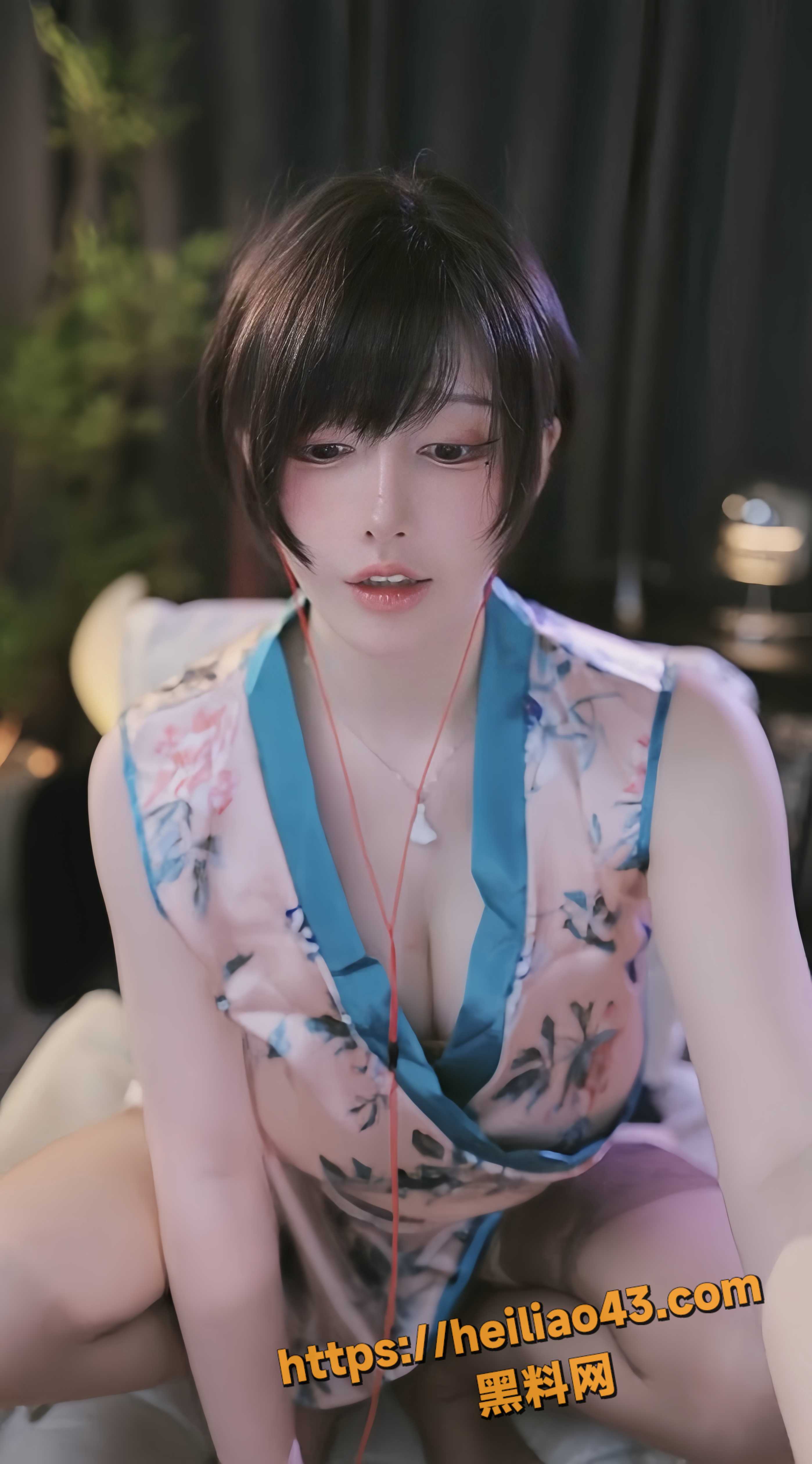 顶级巨乳主播 一色雨 女仆黑丝旗袍 ASMR舔耳自慰喷水 直接让人颅内高潮！