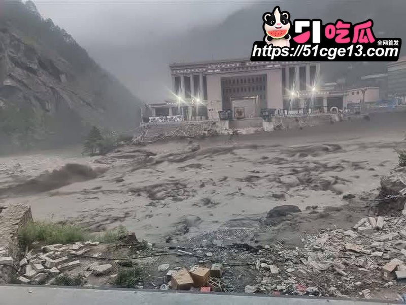 西藏日喀则突发泥石流 7