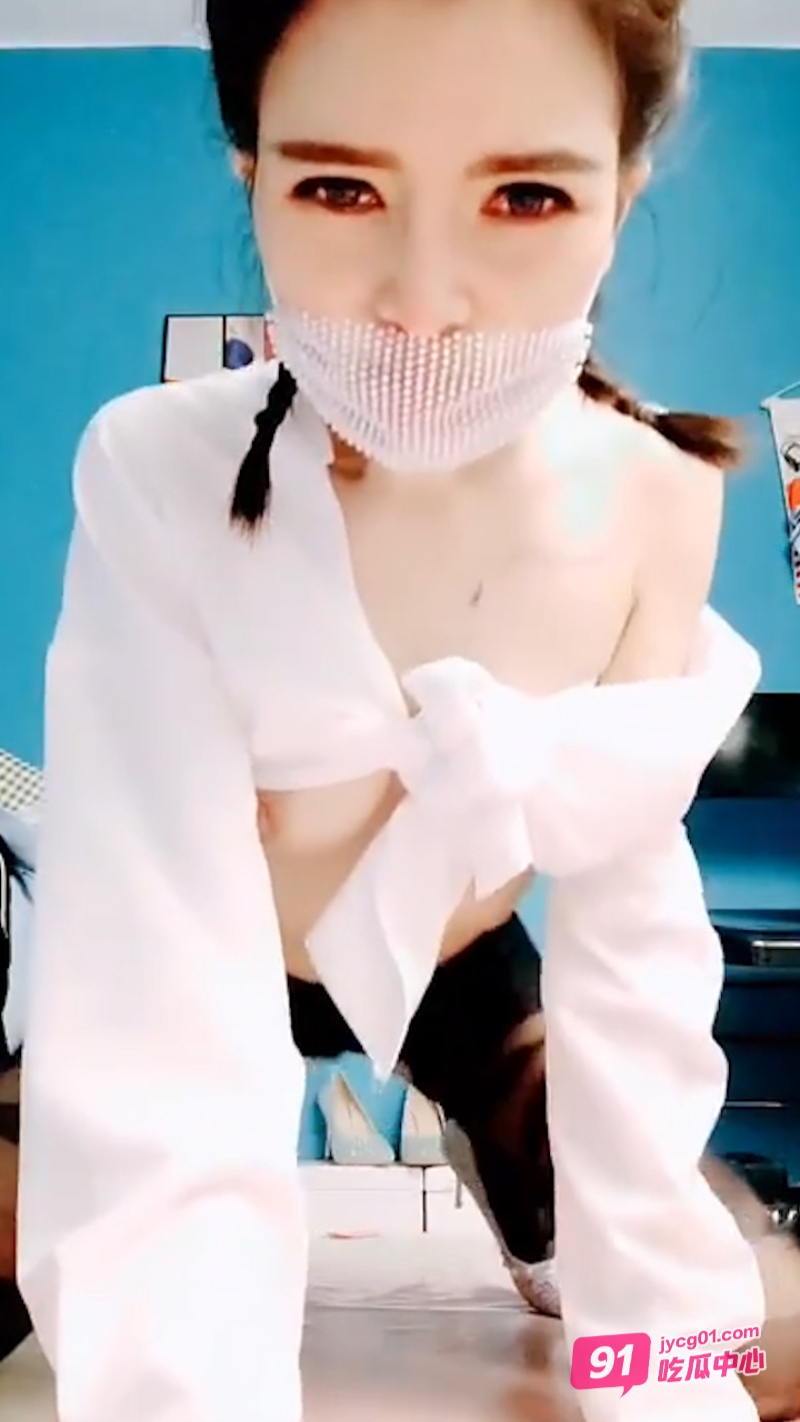 175性感美女姨妈期间发骚 黑丝一字马狂秀插着棉棒的骚逼！ 配图2