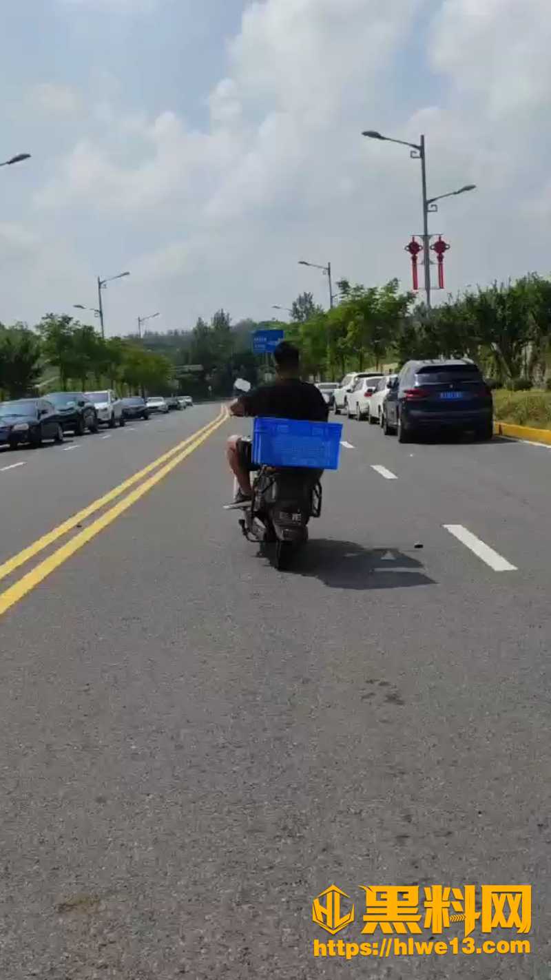 开局很装逼结局很舒适 马路蛇形走位秀车技翻车 摔得满身伤痛到表情变形