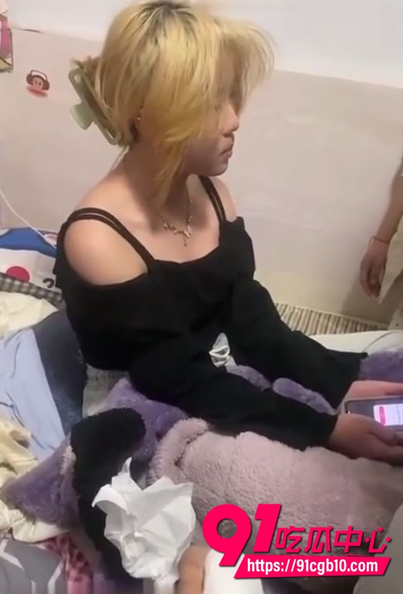 黄毛精神小妹抢了同伴男友跟对方做爱视频流出2