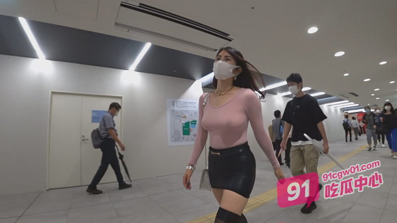 日本美女曾倾地铁上露出 双腿打开露出蕾丝丁字裤太骚啦！ 配图2