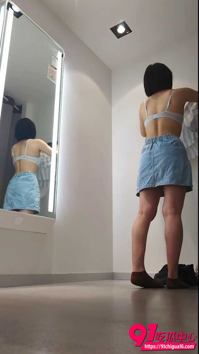 女教室换装偷拍 4