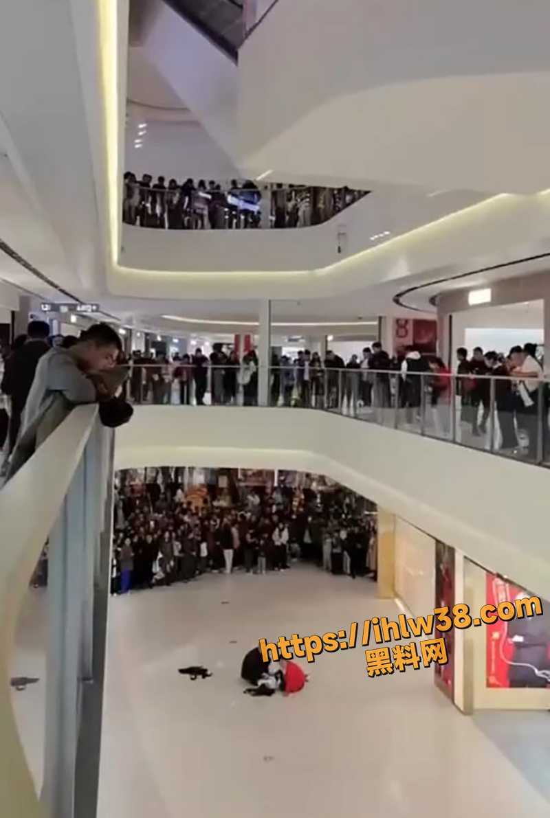 济宁万象汇坠楼事件 一名小女孩从4楼坠落与防护玻璃一起掉下 真是豆腐渣工程啊！