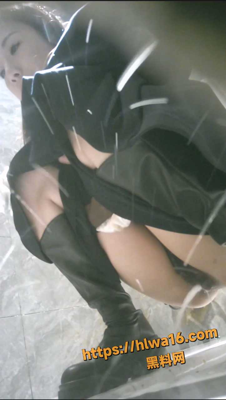 酒吧女厕厕拍小姐姐喝多了 蹲坑滑倒摔个人仰B翻 偷拍全过程流出！
