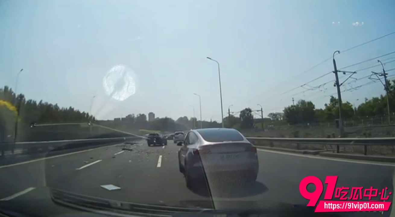 克尔维特撞隔离带事故2