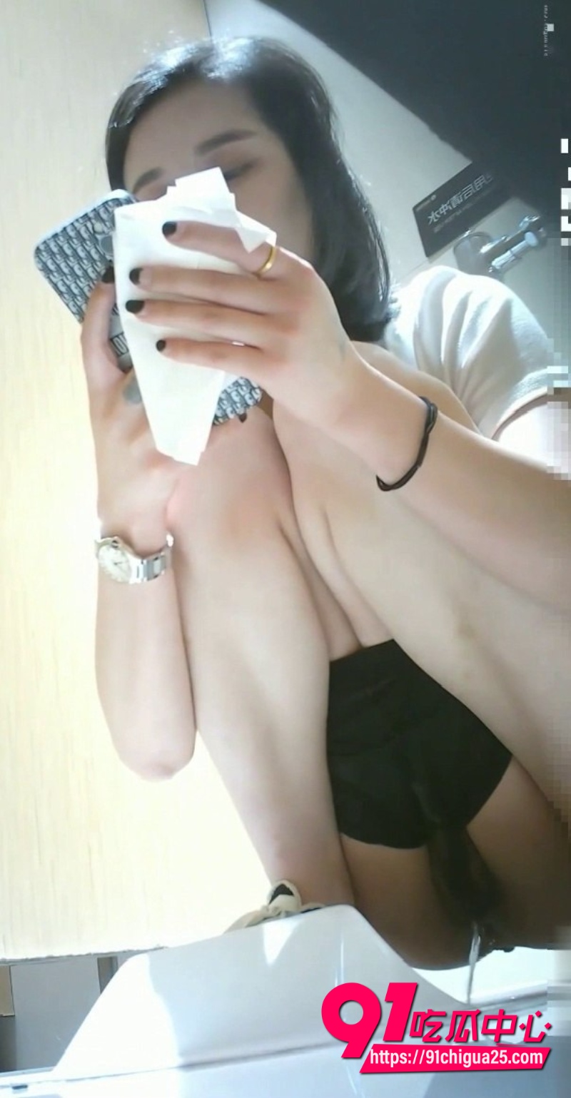 顶级极品美女购物中心女厕全景偷拍3