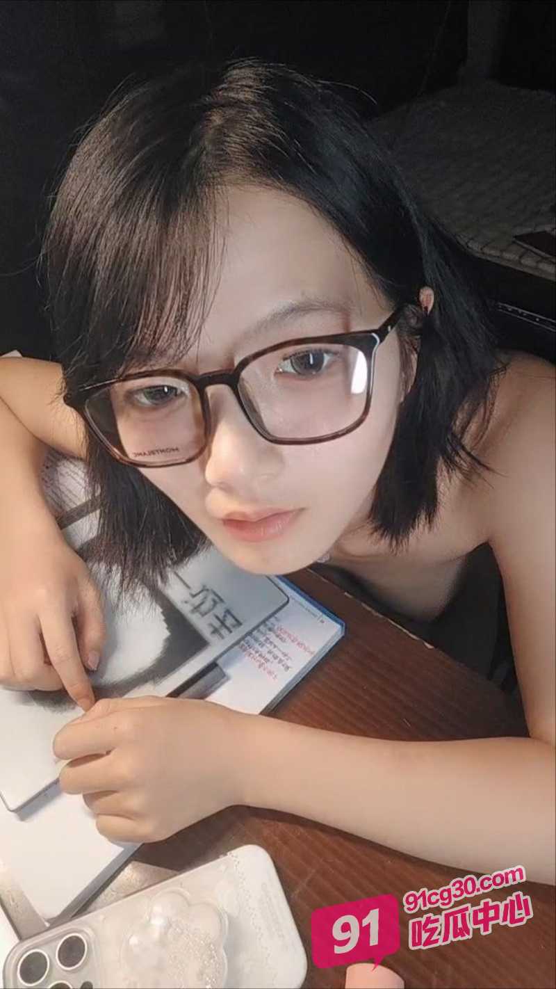 曝光云南反差女神夏心 对着镜头发骚爆操嫩穴 真是人前女神人后母狗！ 配图4