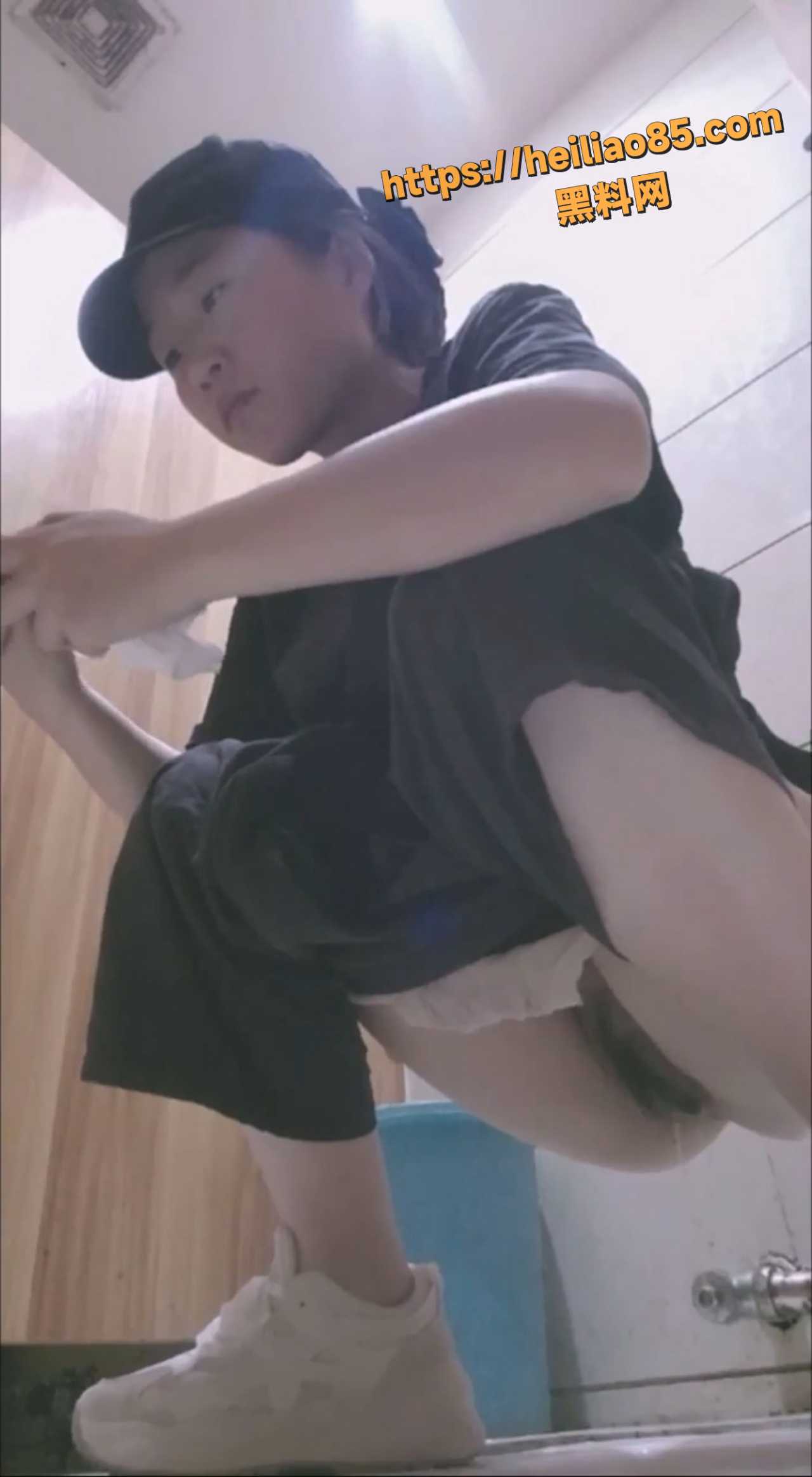 商场女厕所偷拍 多位气质少女轮番入镜 脸穴同框展示放尿瞬间