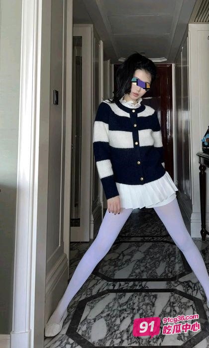 海角父女乱伦~搂着女儿在沙发上做羞羞的事情！ 配图3