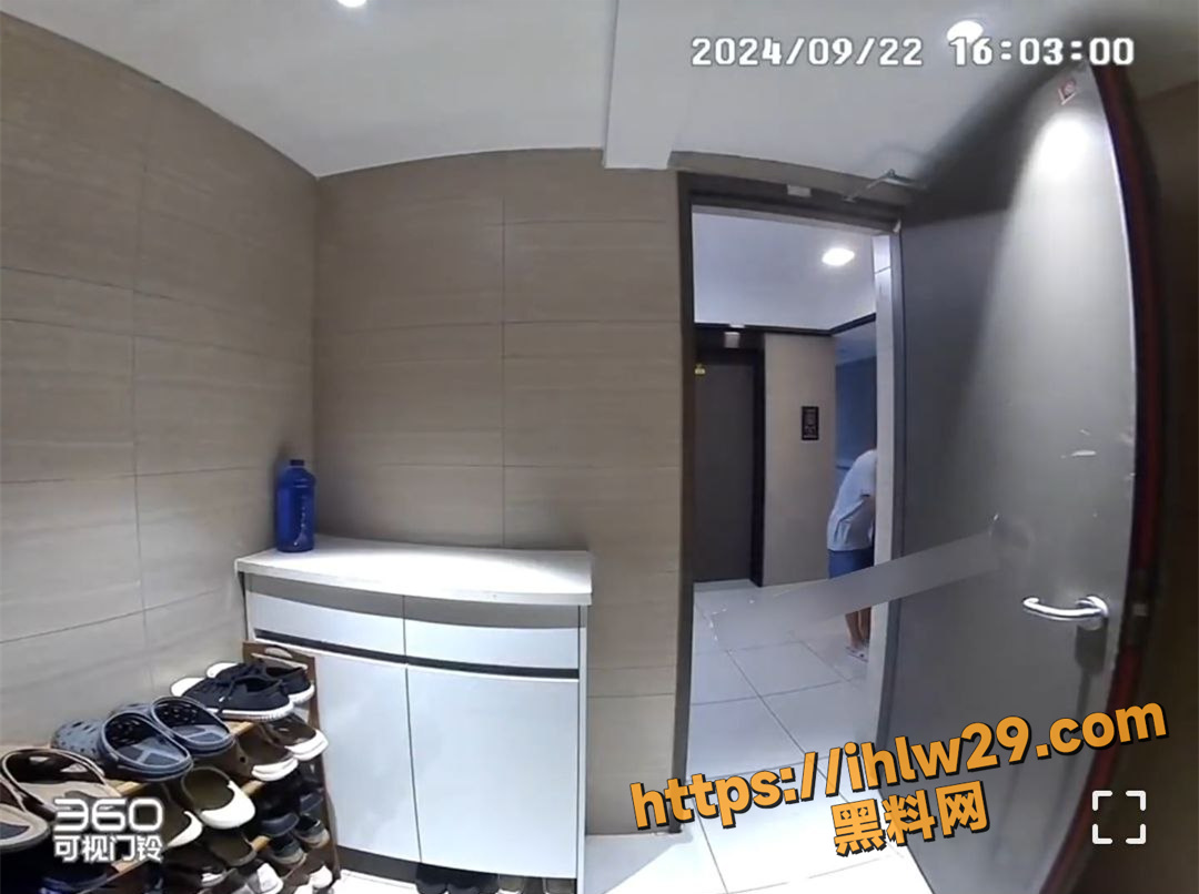 猥琐男偷女鞋 蹲楼道狂舔10分钟 真是变态 恶心癖好刚好被业主家门口摄像头拍下发出！