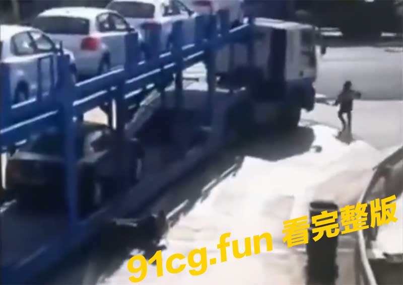 各地交通事故频发 大弯处车辆被卷进车底 还好有惊无险 提醒开车务必谨慎