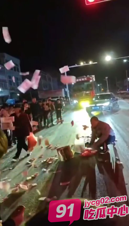 山东蚌埠男子街头撒钱引围观 市民举动暖心：钱堆成山却无一人伸手 配图2