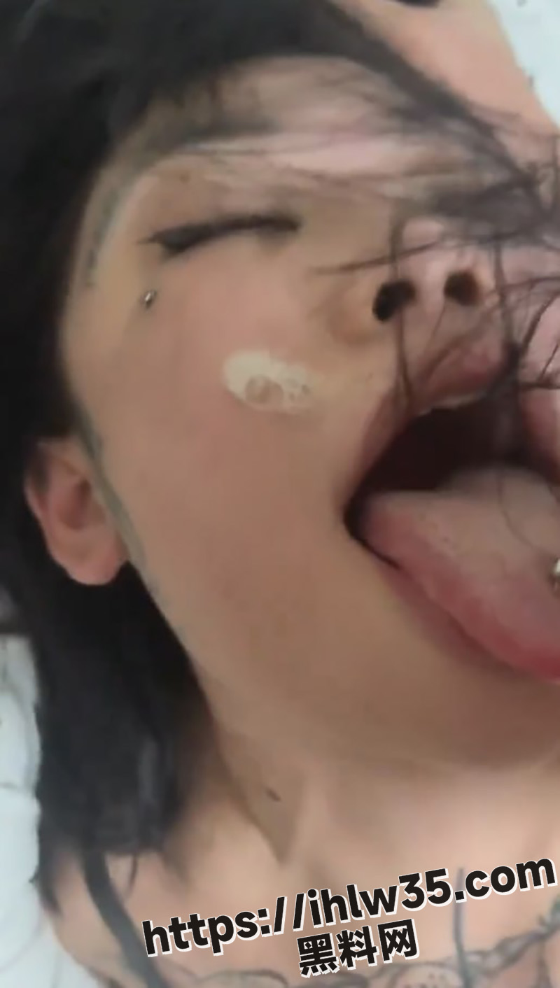 反差纹身母狗M属性大爆发 一边被疯狂抽耳光一边被假屌操的快要抽搐！